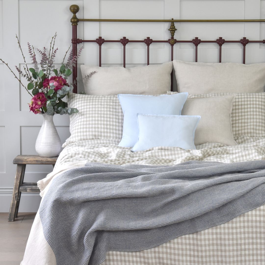 De la alacena antigua a la cama de forja: la tendencia que recupera las piezas vintage para decorar una casa de pueblo