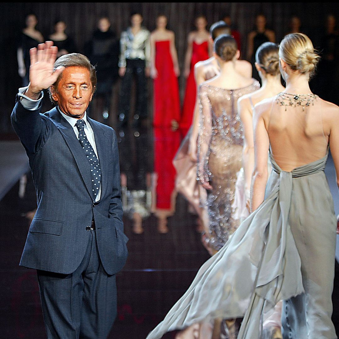 Valentino saludando al final de uno de sus desfiles