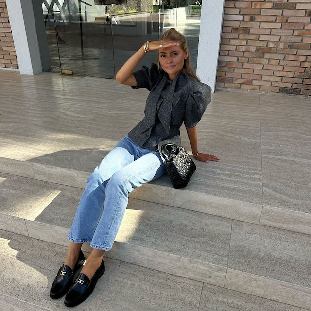 Claire Rose con chaqueta, vaqueros y mocasines