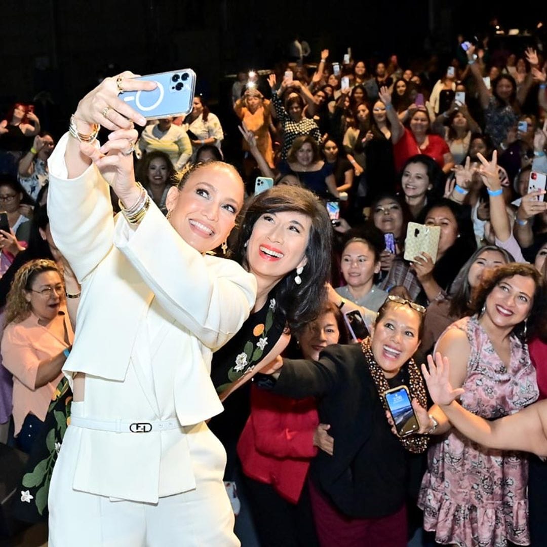El multitudinario 'selfie' con el que Jennifer Lopez vuelve al trabajo tras su boda