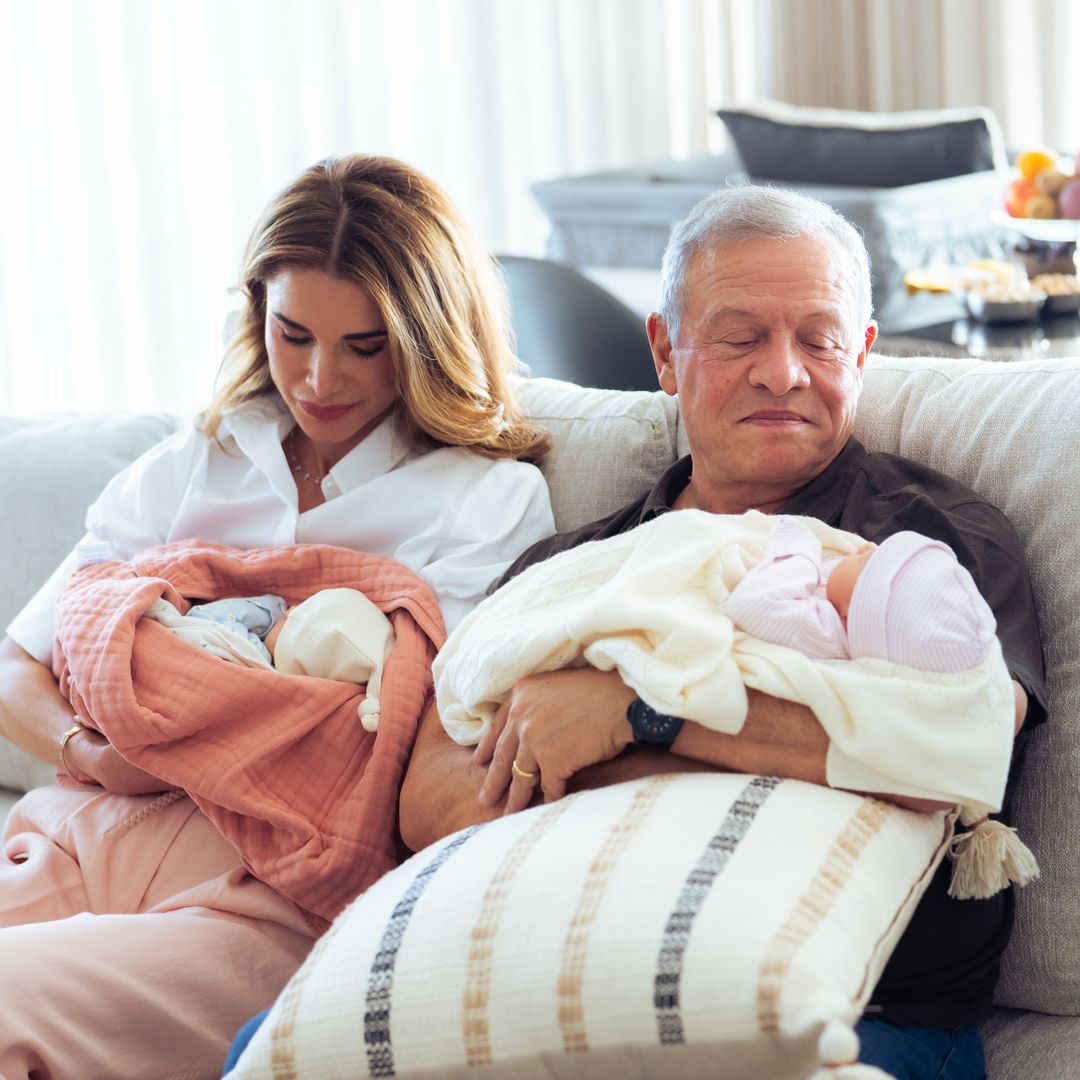 Rania de Jordania y Abdalá II, dos abuelos felices: su primer posado con sus nietas gemelas recién nacidas