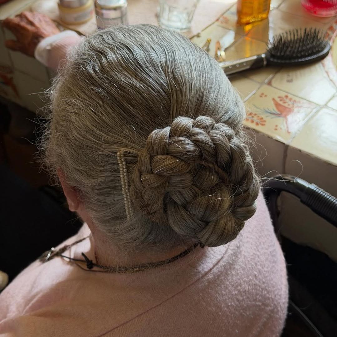 Ale también se inspiró en uno de los peinados que ya había llevado su abuela tiempo atrás.
