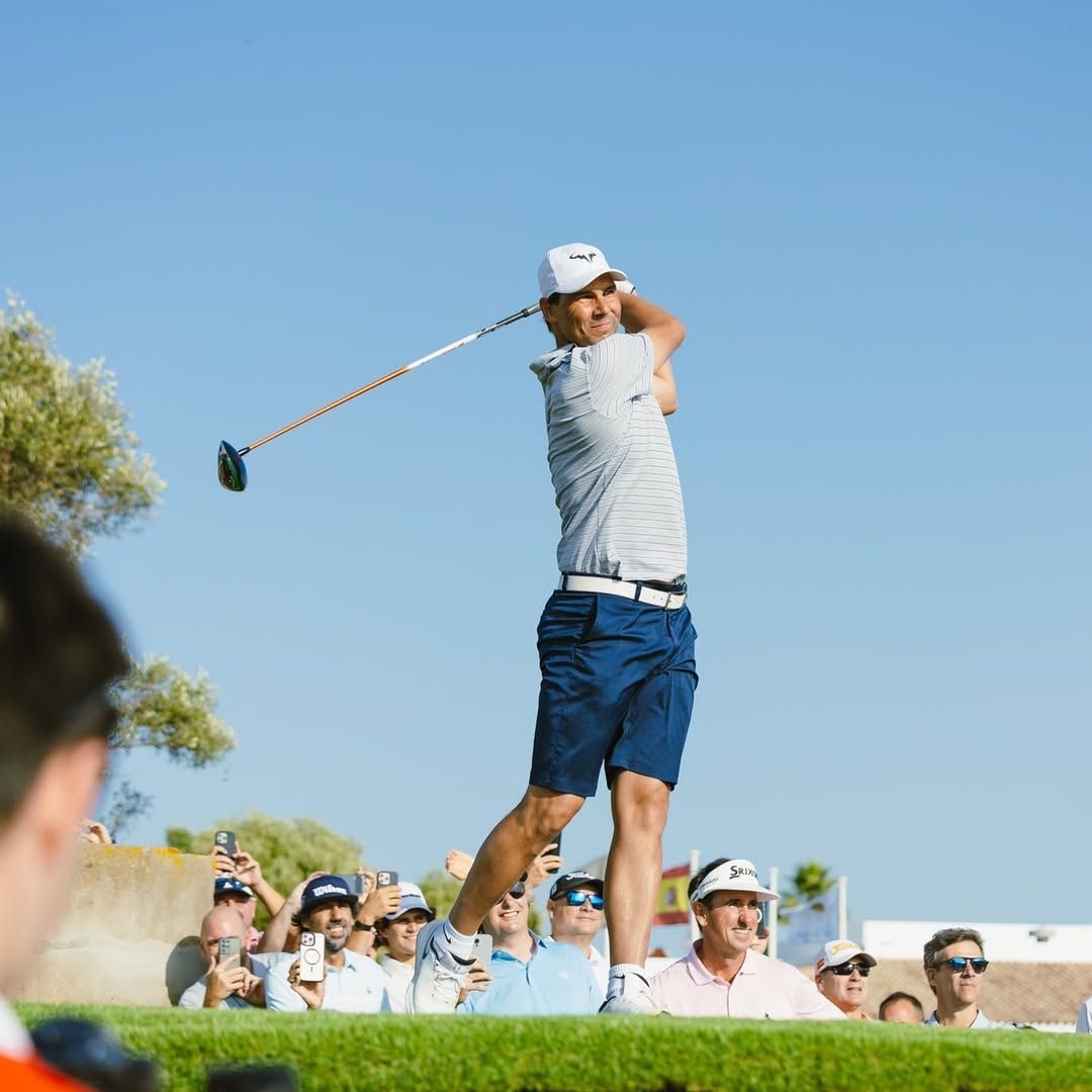 Rafa Nadal jugando al golf