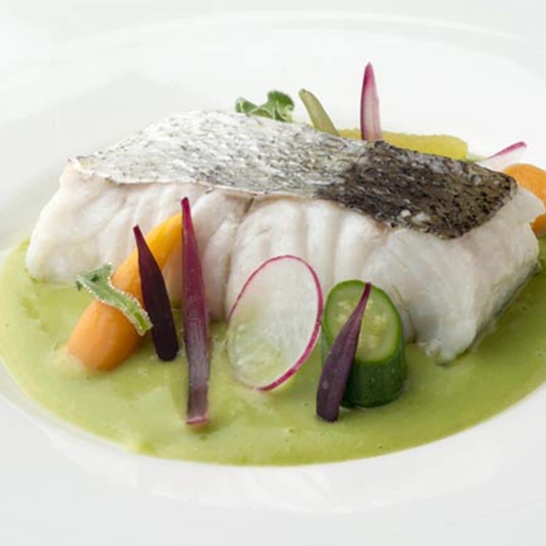 Merluza con emulsión de olivas, naranja y encurtidos