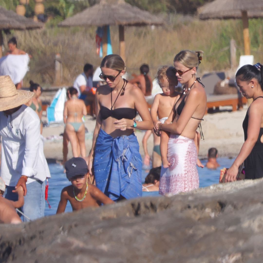 Las gemelas Daphne y Melanie Cañizares en Ibiza con sus hijos