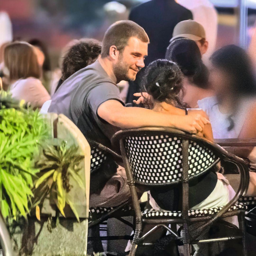 La pareja abrazados e un pub