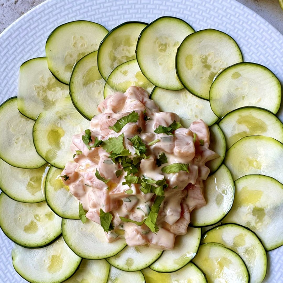 Tartar de salmón sobre 'carpaccio' de calabacín