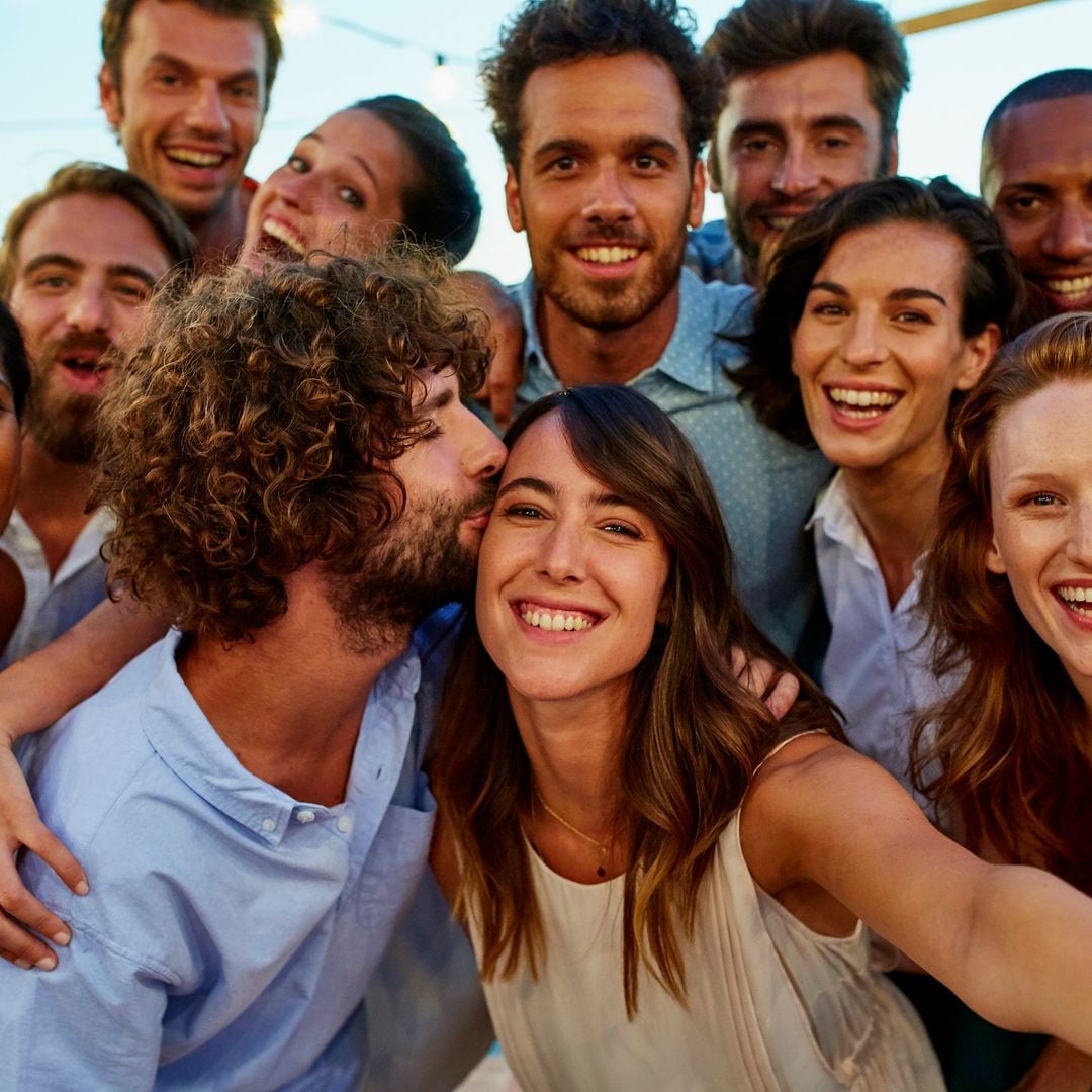 Una psicóloga explica los 5 'primeros auxilios' que debes aplicar si te atrae otra persona teniendo pareja