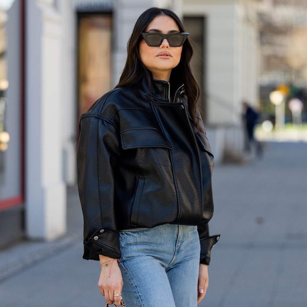 Esta cazadora efecto cuero por menos de 30€ es todo lo que necesitas para vestir bien en primavera