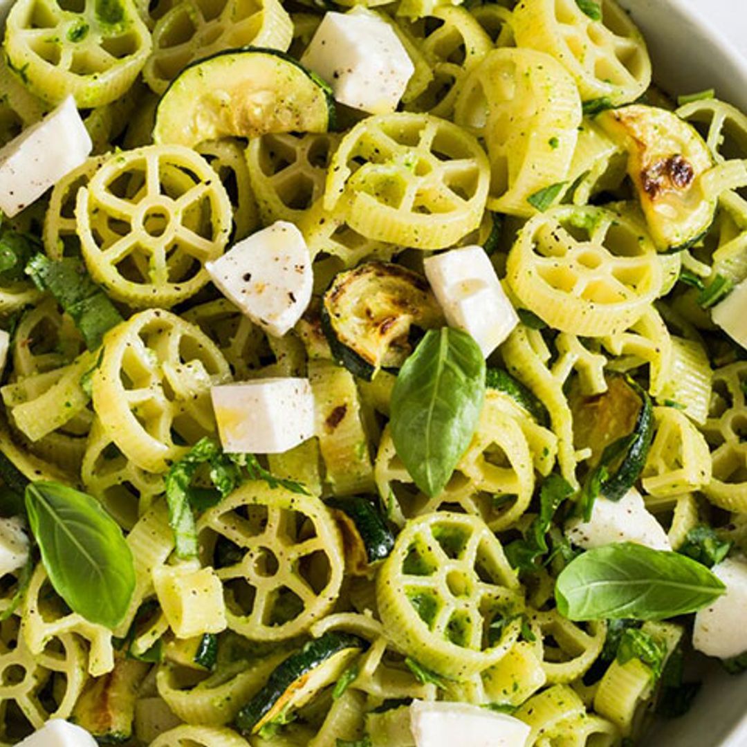 Ensalada de pasta con mozarela y pesto de calabacín