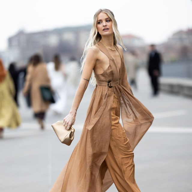 Victoria Magrath con look beige en Milán