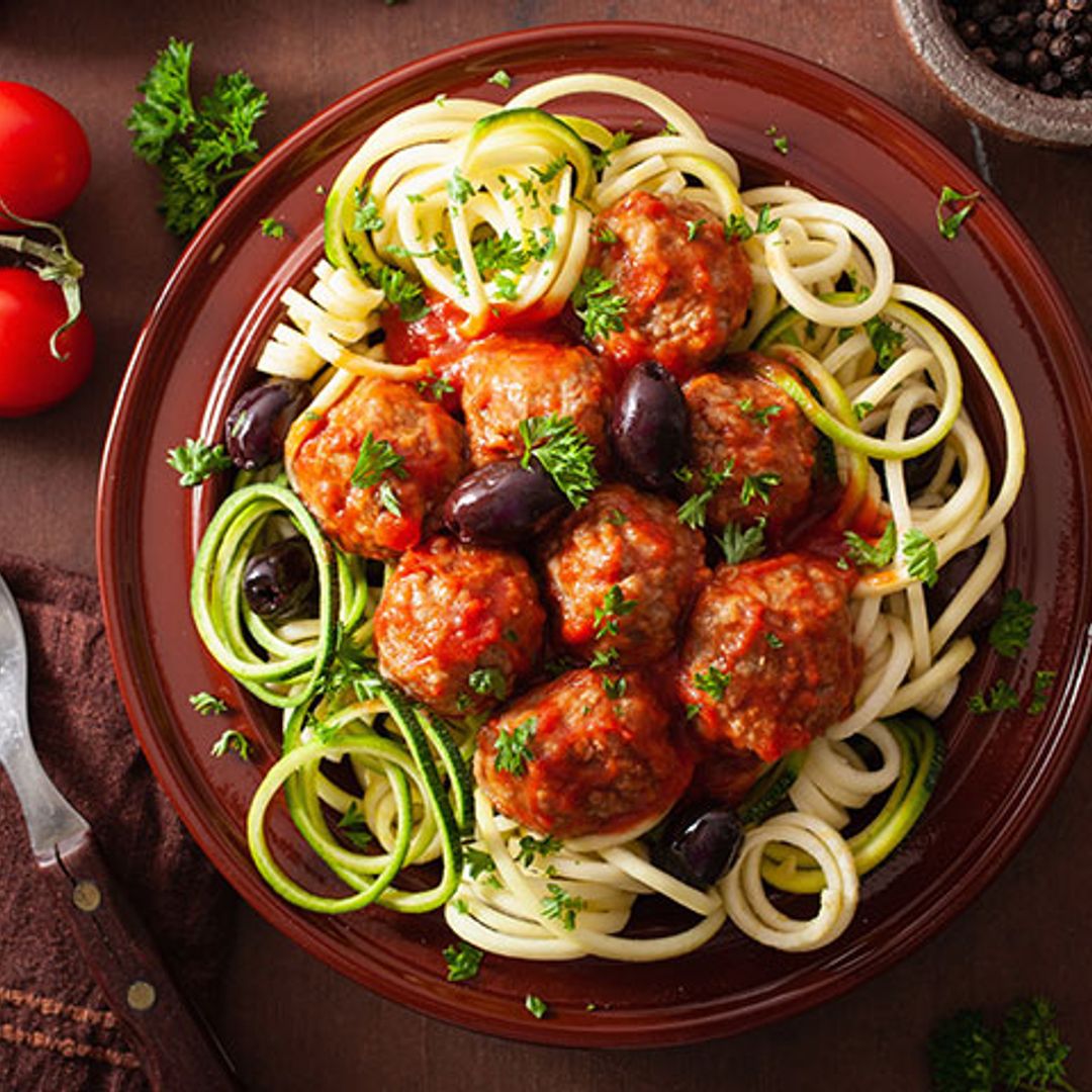 Espaguetis de calabacín con albóndigas vegetales y aceitunas