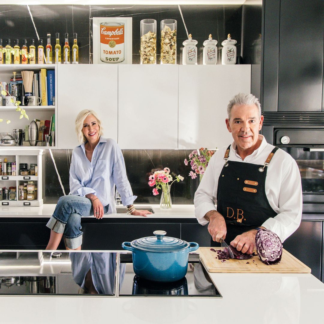 La pareja posando en la cocina. "Nos inspira la sencillez: cocinar, leer, dedicar tiempo a conversaciones sin reloj porque en esta casa, el equilibrio entre el arte y la vida cotidiana se siente de forma natural".