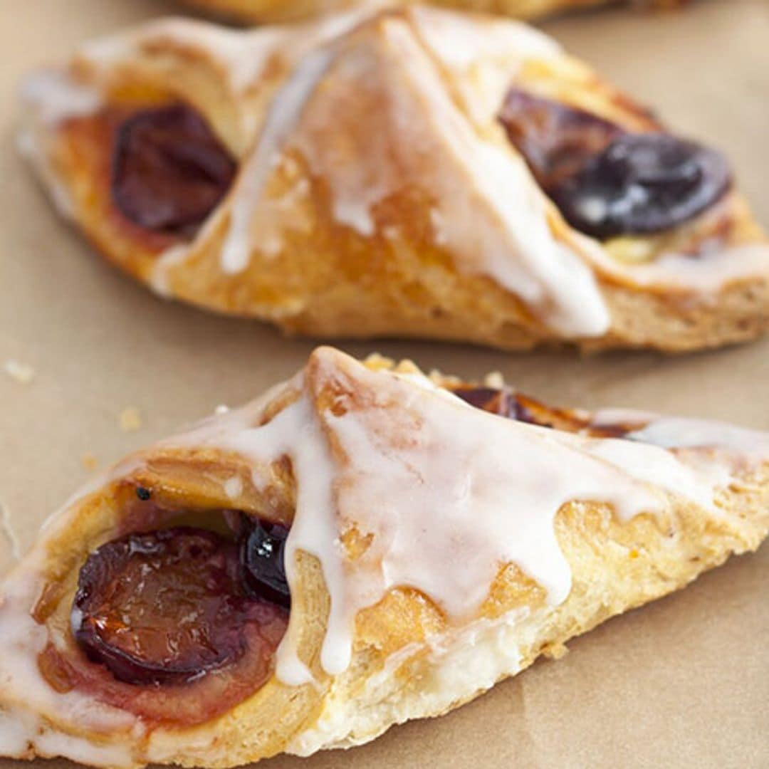 Pastelitos daneses de ciruelas rojas
