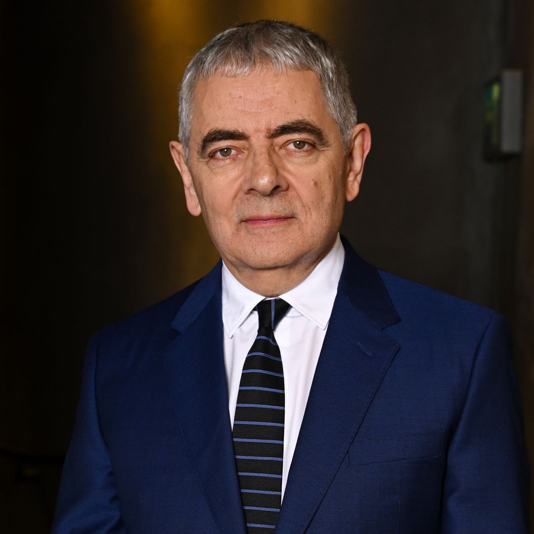Te presentamos a la famosa pareja de Rowan Atkinson, 30 años menor que él, que protagoniza una popular comedia