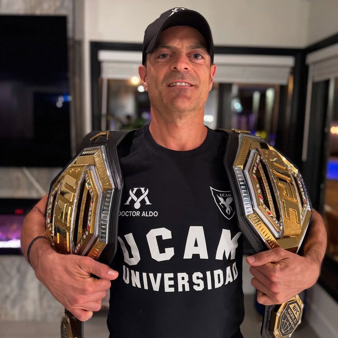 El doctor Aldo con los cinturones de Topuria 
