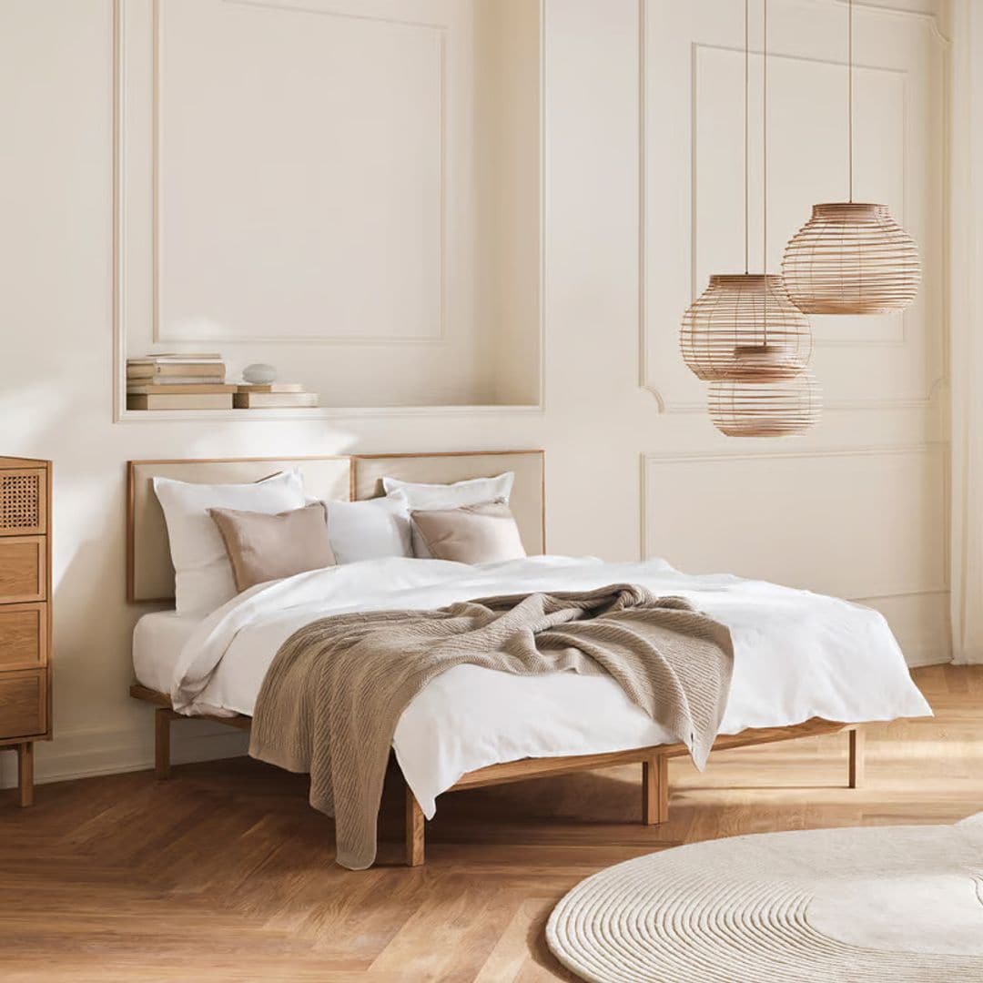 ¿Tu dormitorio está decorado en tonos neutros? Así puedes convertirlo en un espacio más cálido y acogedor