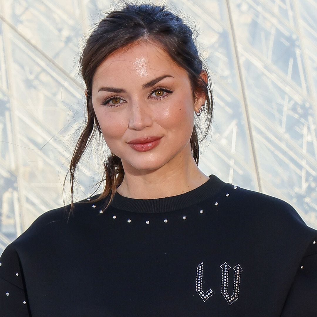 Ana de Armas en el desfile de Louis Vuitton Primavera/Verano 2026 en París con estilismo negro de la marca