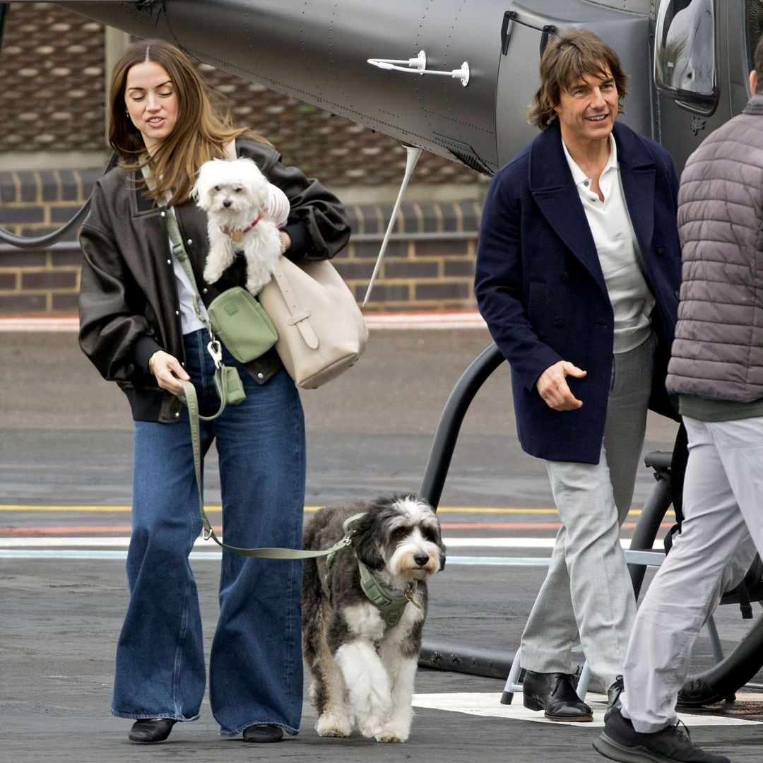 Ana de Armas y Tom Cruise junto a un helicóptero