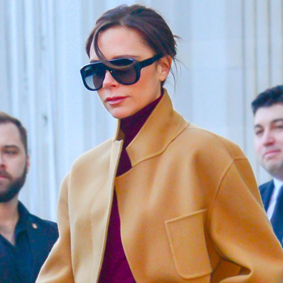 Muletas y tacones, ¿una combinación imposible? ¡No para Victoria Beckham!