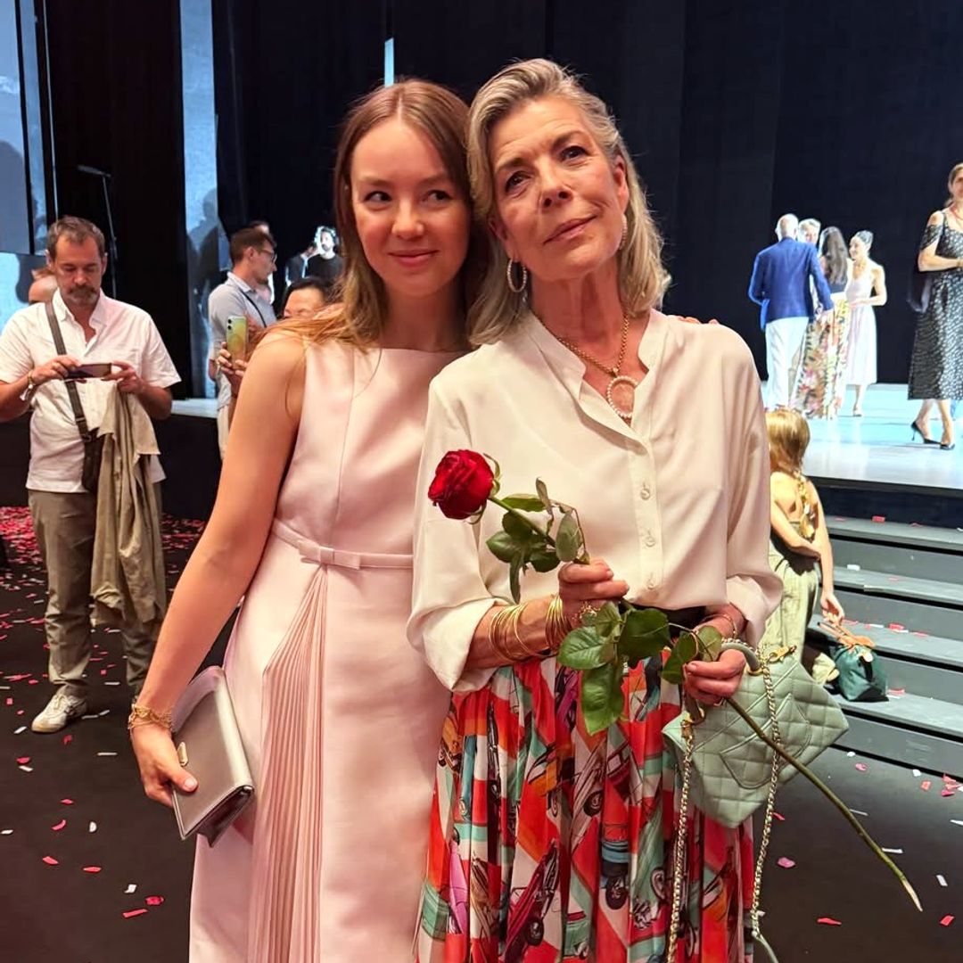 Carolina de Mónaco y Alexandra de Hannover, madre e hija, deslumbran en el Ballet de Montecarlo: rosa romántico y una falda con diez años de historia