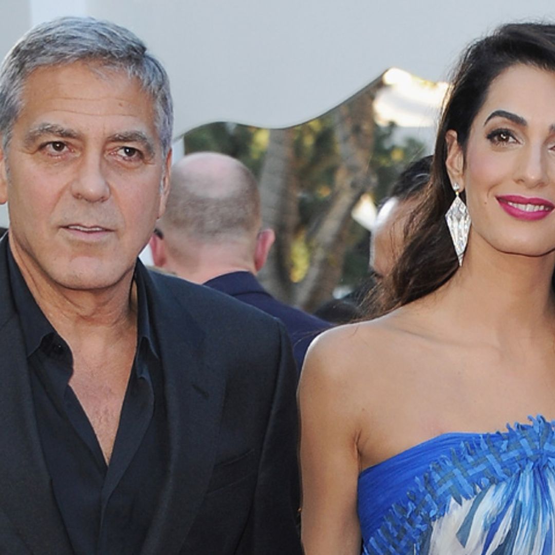 Ni te imaginas el motivo por el que George y Amal Clooney repartieron auriculares en un avión
