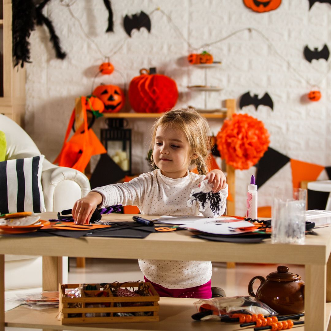 6 ideas de manualidades de Halloween para disfrutar con los niños sin complicaciones