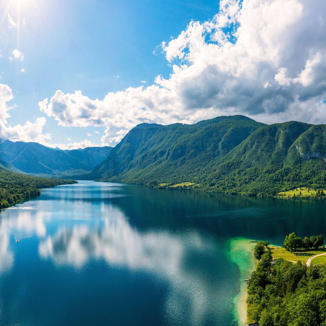 Vista Aéreas del Lago Bohinj en los Alpes Julianos (Eslovenia)
