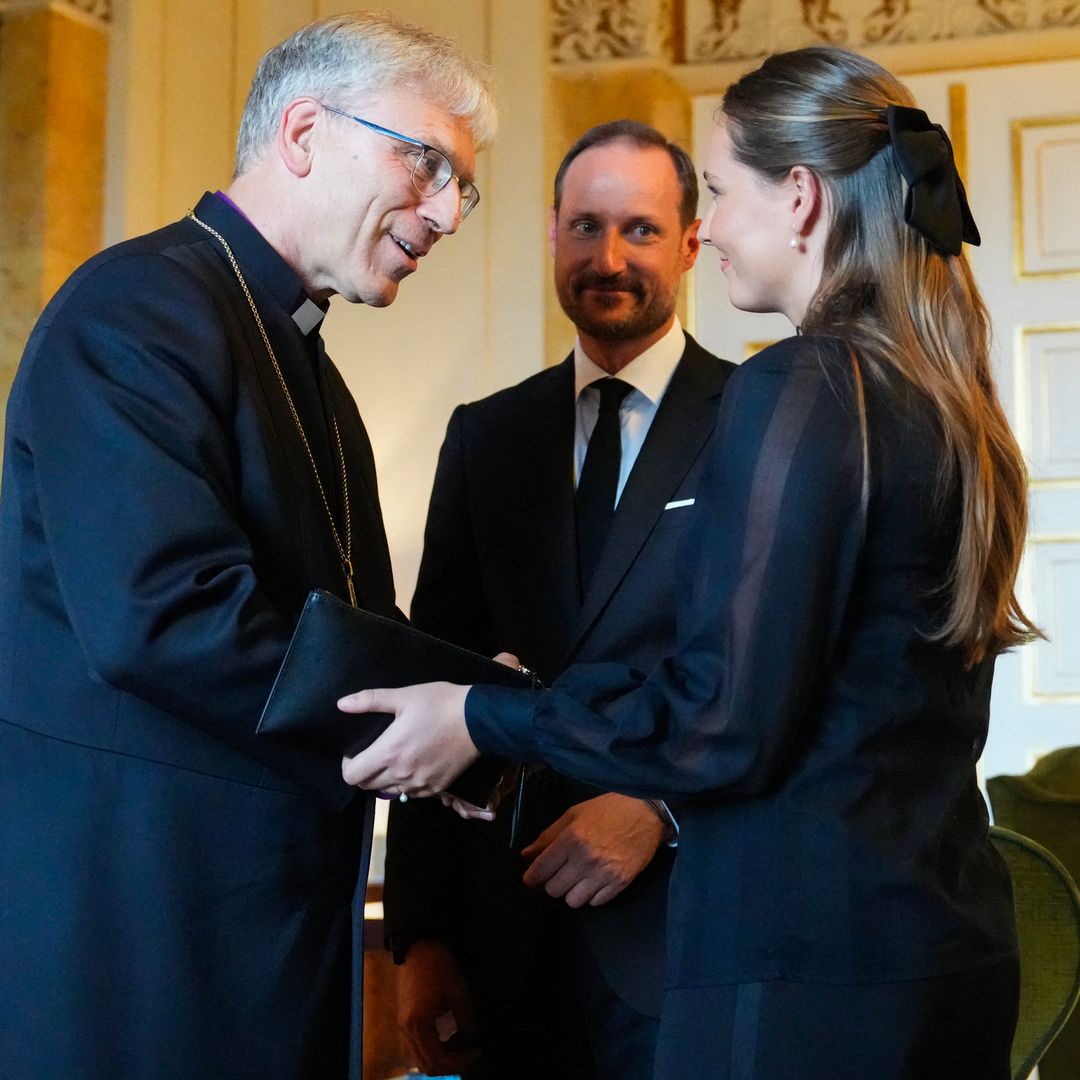 Así ha sido hoy el debut de Haakon como Rey: su primera y obligada agenda acompañado por su hija, la princesa Ingrid, entre el dolor y el deber