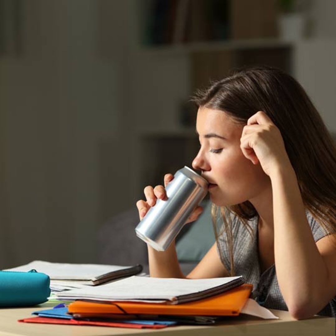 "No son inocuas, sus efectos son especialmente perjudiciales para cerebros en desarrollo": las bebidas energéticas ya empiezan a prohibirse para niños y adolescentes en España