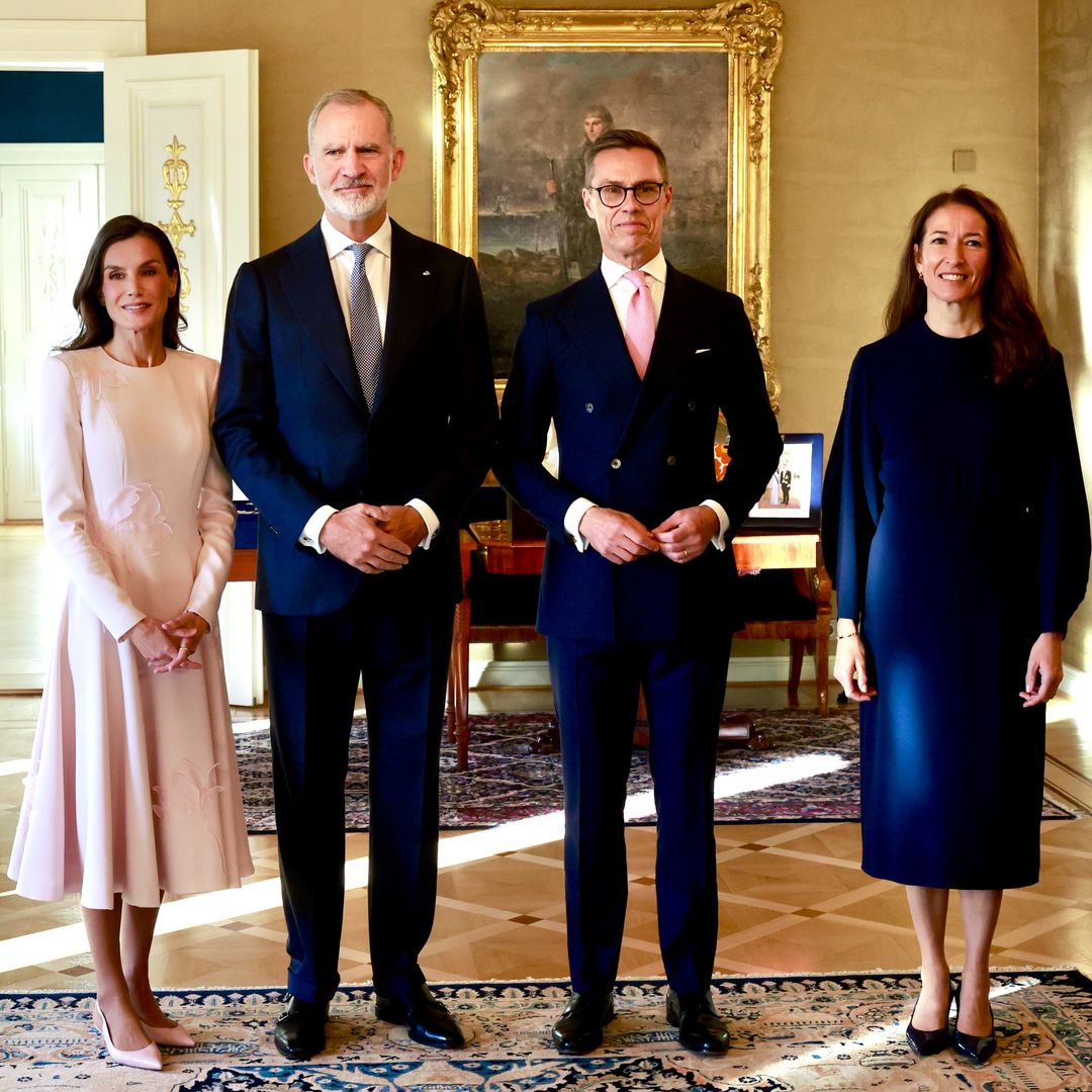 Los reyes Felipe y Letizia, recibidos en Helsinki por Alexander Stubb y su esposa: la bienvenida en el imponente Palacio Presidencial