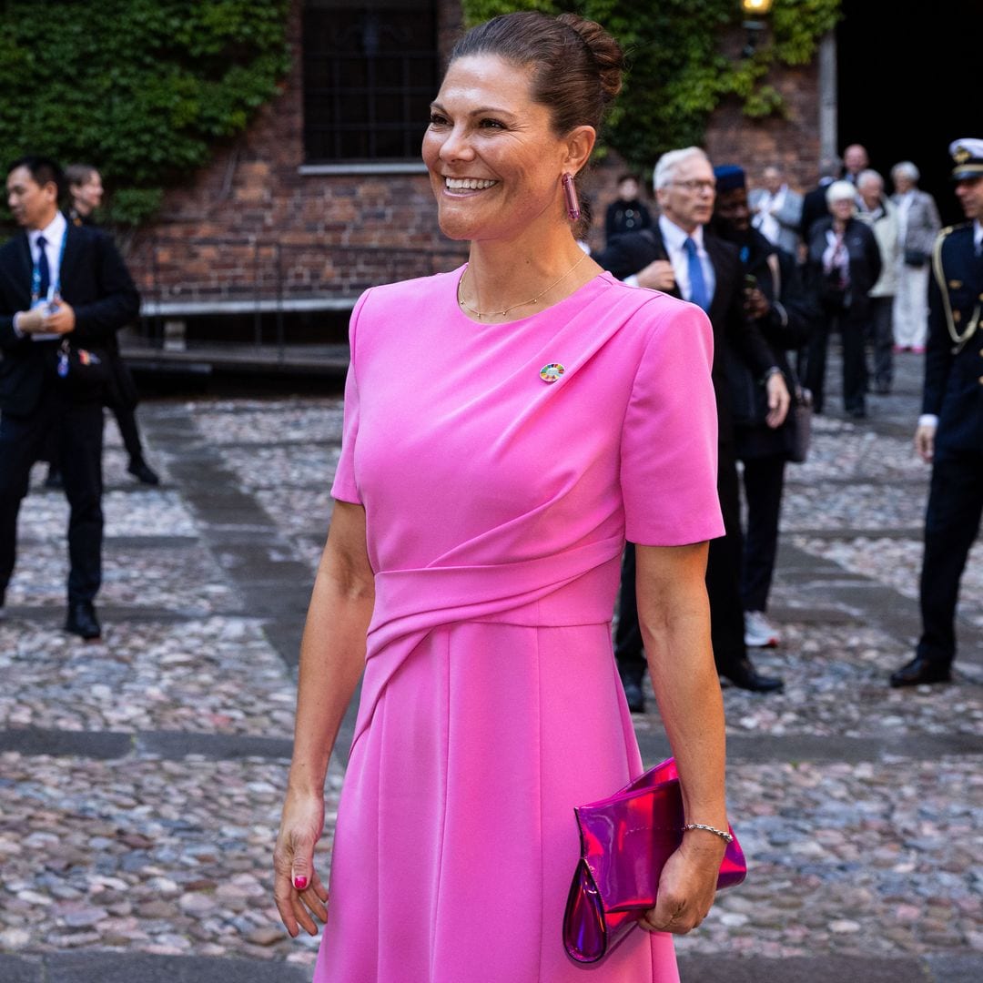 Victoria de Suecia moderniza su vestido rosa con unos cañeros zapatos y bolso a juego
