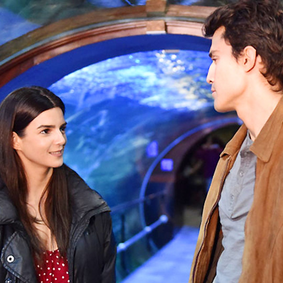 Las románticas imágenes de Clara Lago y Álex González en 'Órbita 9'