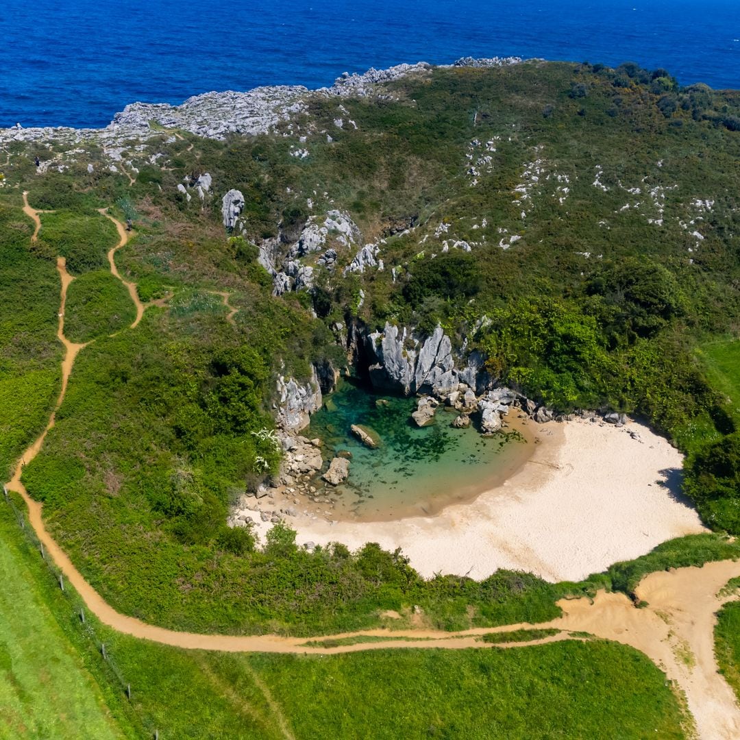 Playa de Gulpiyuri, Asturias, entre las playas más bonitas de España para el verano 2025