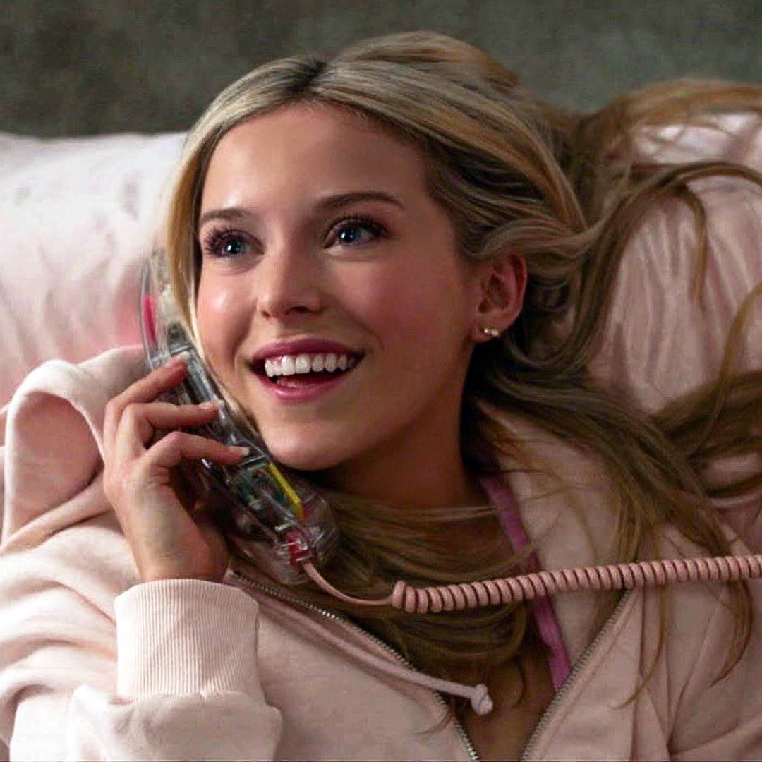 Vuelven las uñas cuadradas: así es la manicura de los años 90 que ha recuperado la nueva Elle Woods