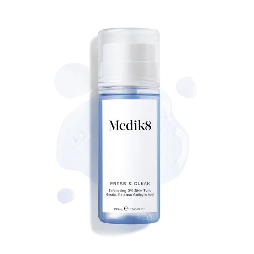 Press & Clear, de Medik8 (41 euros), es un tónico exfoliante a base de un 5,5% de gluconolactona que elimina las imperfecciones causadas por el acné, un 2% de ácido salicílico, ácido tranexámico y extracto de sake, hidratante. 