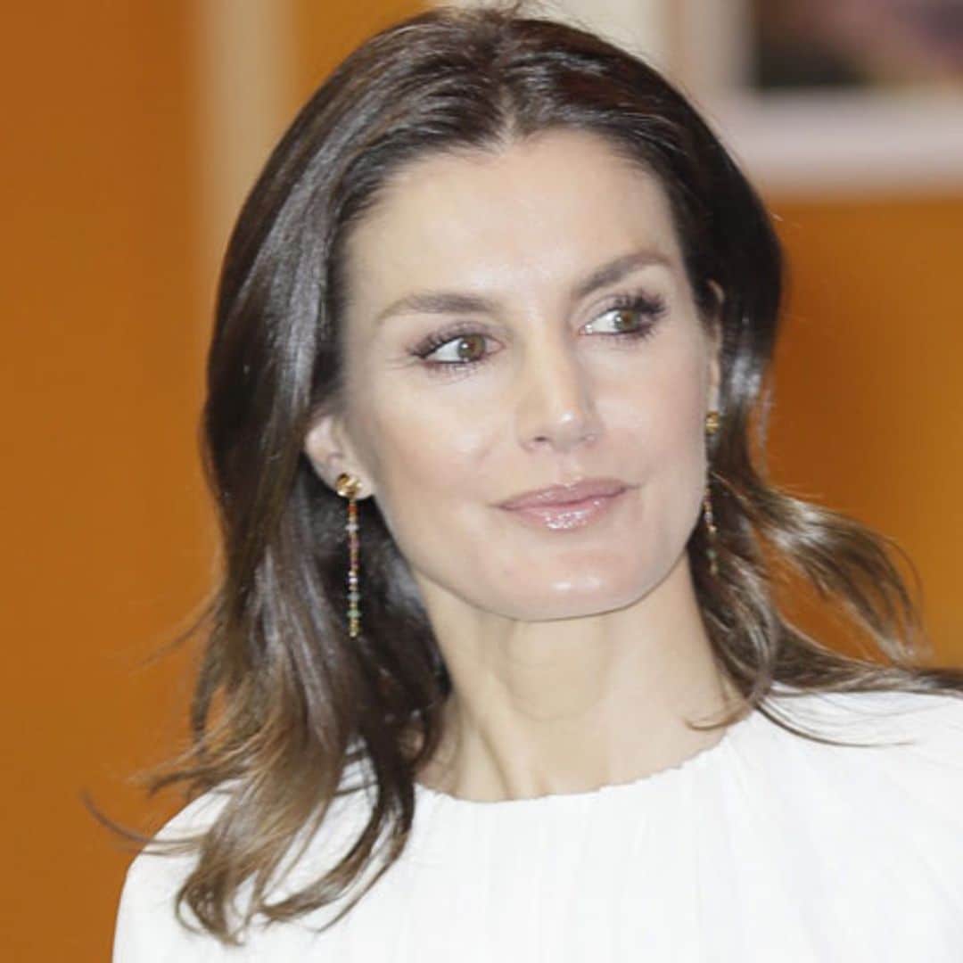 Doña Letizia vuelve a las rebajas y estrena la falda 'Rania'
