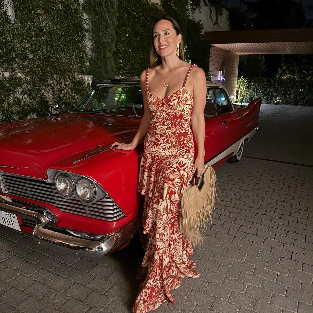 Tamara Falcó alarga el verano con un vestido tropical y bolso de flecos XL