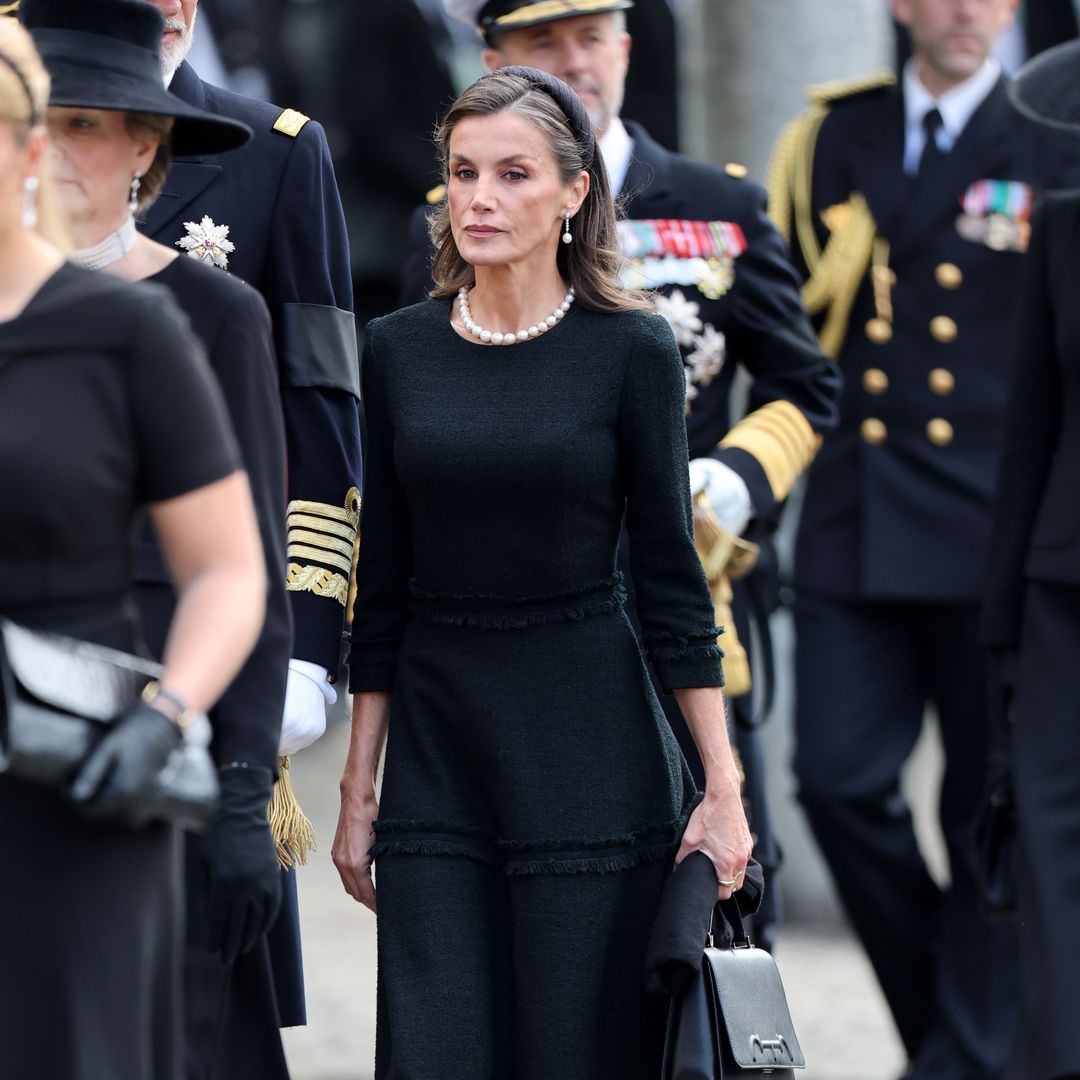 La reina Letizia, ejemplo de sobriedad con el mismo vestido que en el funeral de Fernando Gómez-Acebo y un histórico collar de perlas