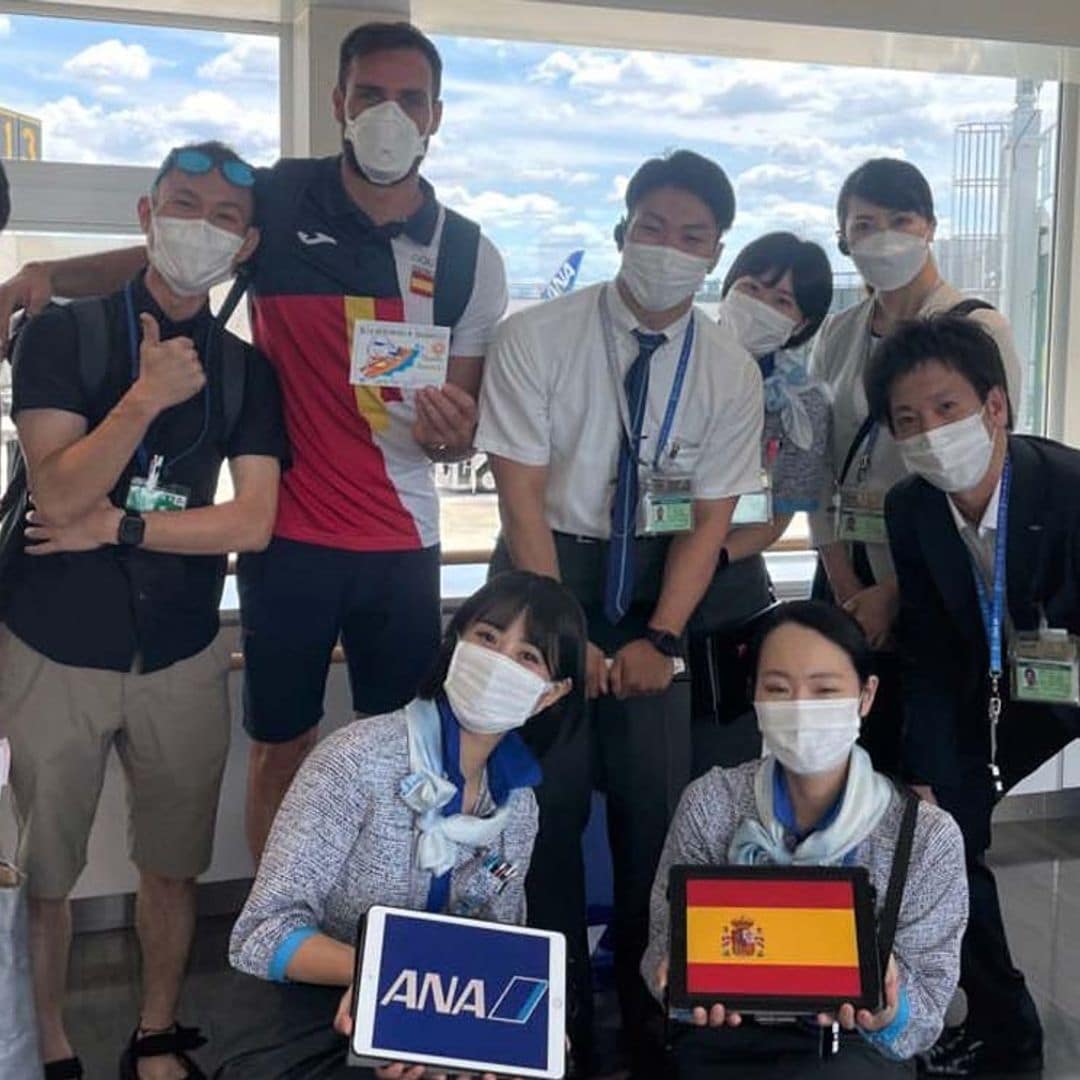 Con escolta de ocho personas y acompañado hasta el servicio: así ha sido la llegada del abanderado Saúl Craviotto a Japón