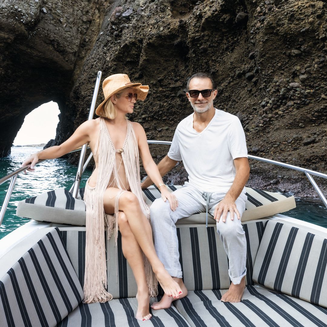 Sophie y su marido, el agente inmobiliario francés Alain Azizi, navegando en las aguas de Careyes.