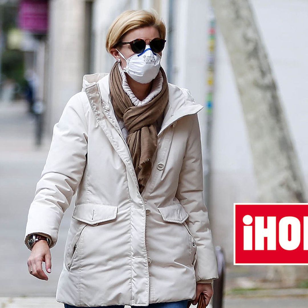 María Zurita acude a su puesto de trabajo protegida con una mascarilla