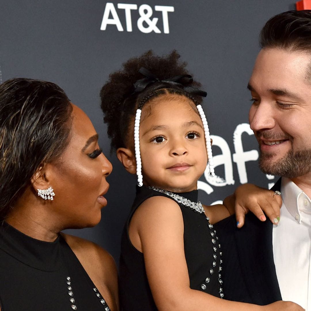 ¡Con el mismo look y posando como mamá! El divertido debut de la hija de Serena Williams en la alfombra roja a sus 4 años