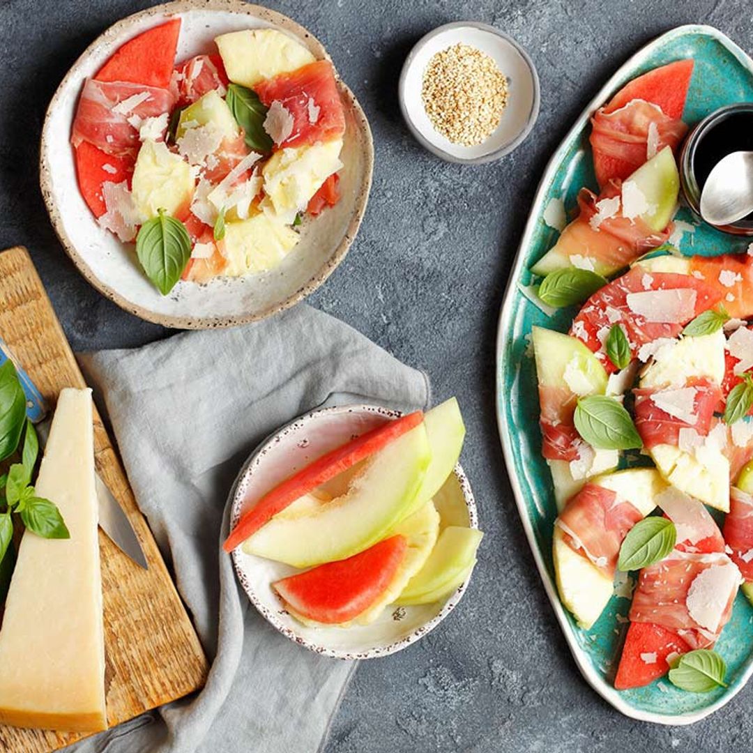 Ensalada de fruta de verano con parmesano y jamón de Parma