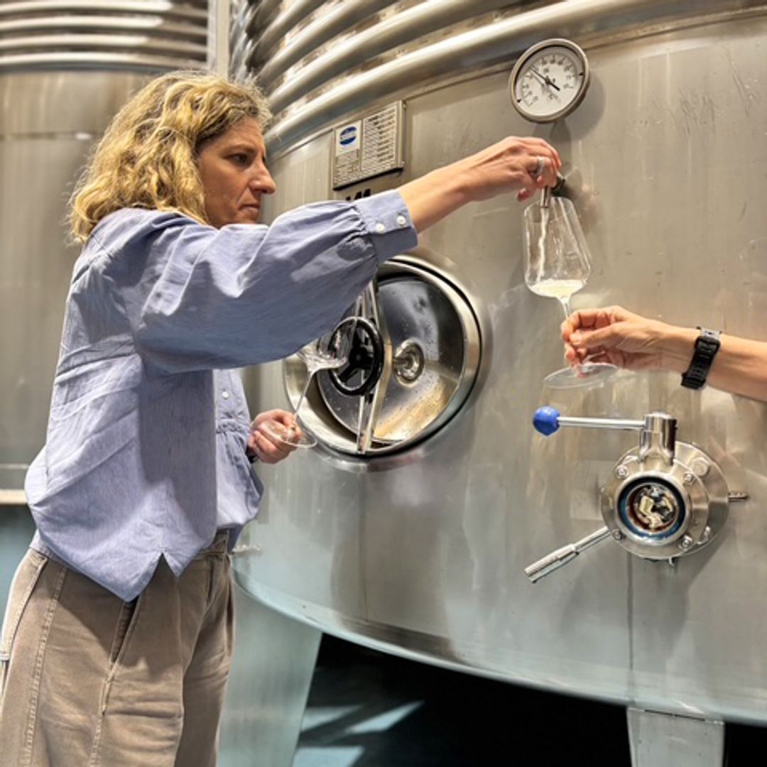 La enóloga Paula Fandiño da a probar el vino de la bodega.