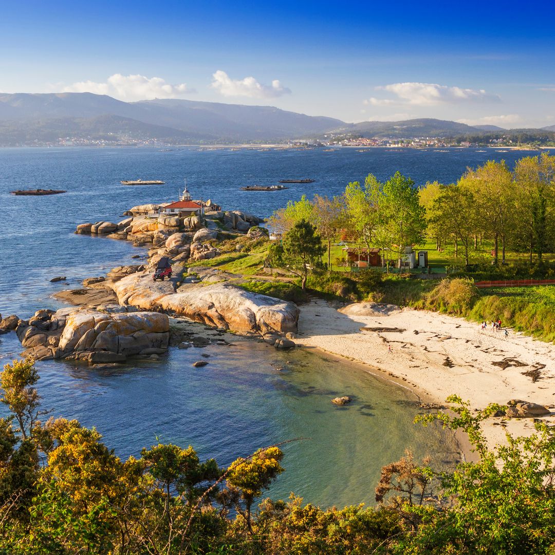 Faro y playa de la isla de Arousa, Pontevedra