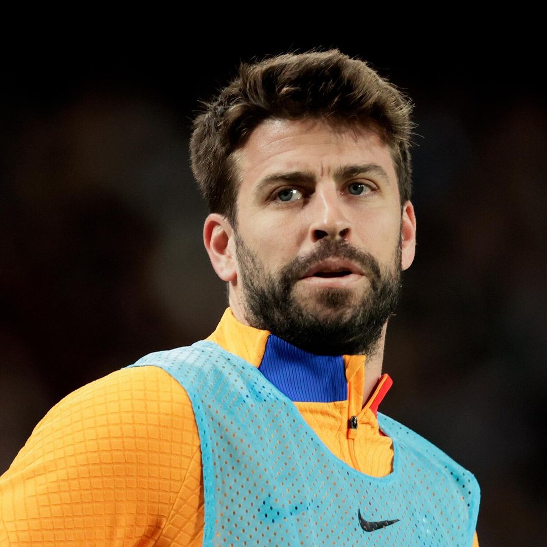 Piqué ya no esconde su amor con su novia Clara Chía, y son captados en pleno beso