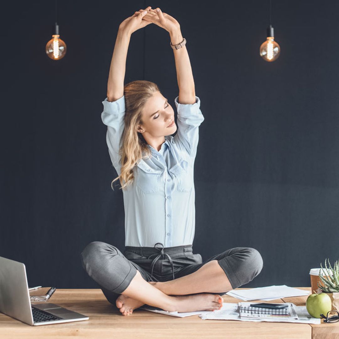 7 asanas de yoga que te ayudan a mejorar tu postura si teletrabajas