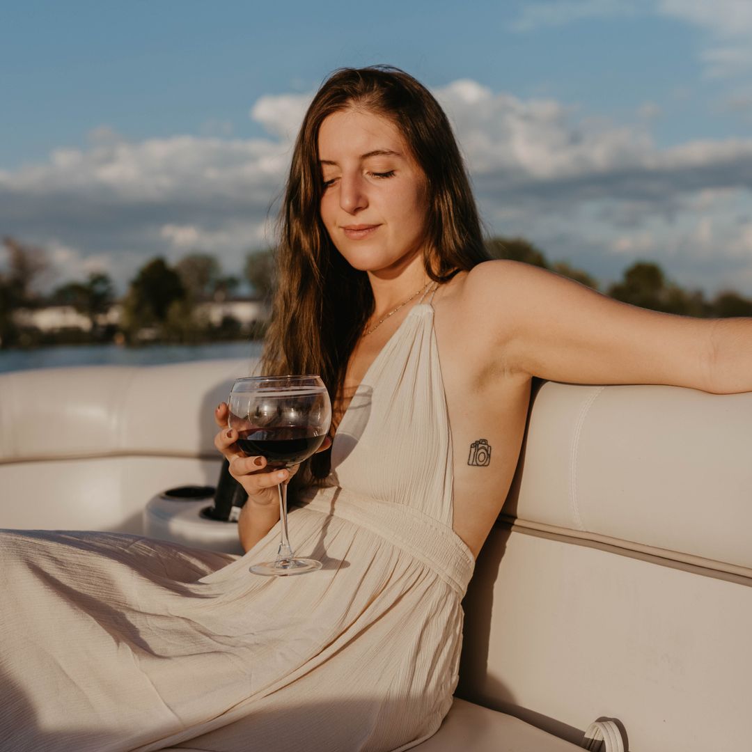 Una copa de vino y amigos es el combo perfecto para un día inolvidable