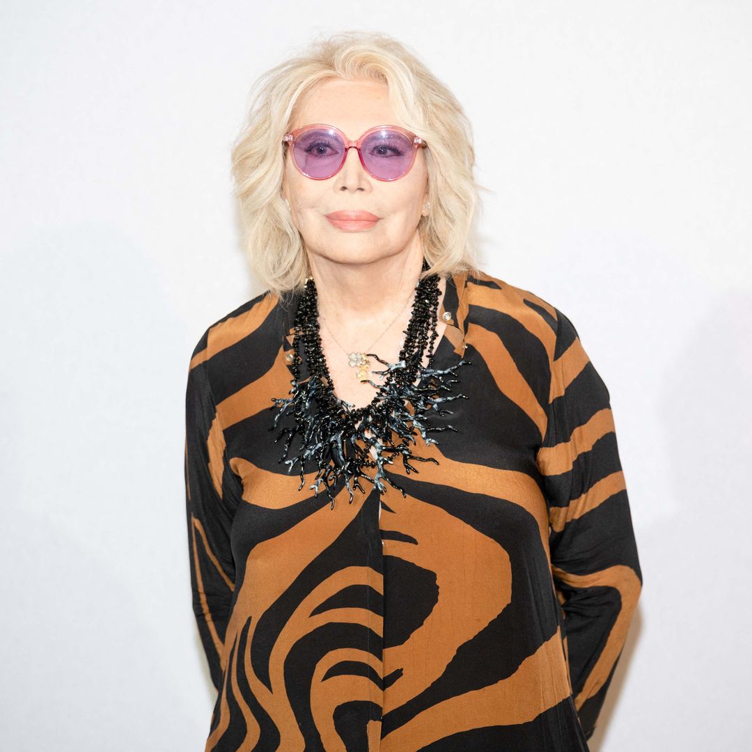 Amanda Lear acusa a Miley Cyrus de plagio: el día que la musa de Dalí se merendó a Hannah Montana